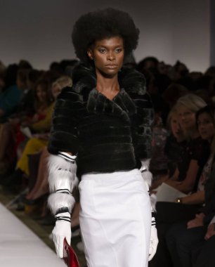 New York, Ny - 10 Eylül 2018: Barbra-Lee Grant New York moda haftası sırasında Dennis Basso bahar yaz 2019 defile pist yürür