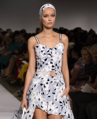 New York, Ny - 10 Eylül 2018: Dennis Basso bahar yaz 2019 moda pist göster New York moda haftası sırasında bir model yürür.