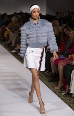 New York, Ny - 10 Eylül 2018: Dennis Basso bahar yaz 2019 moda pist göster New York moda haftası sırasında emincallı tepe yürür