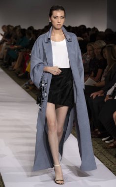 New York, Ny - 10 Eylül 2018: Dennis Basso bahar yaz 2019 moda pist göster New York moda haftası sırasında Chen Siqi yürür