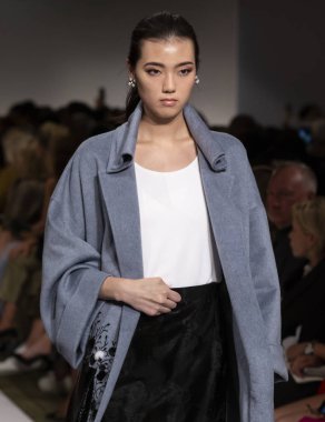 New York, Ny - 10 Eylül 2018: Dennis Basso bahar yaz 2019 moda pist göster New York moda haftası sırasında Chen Siqi yürür