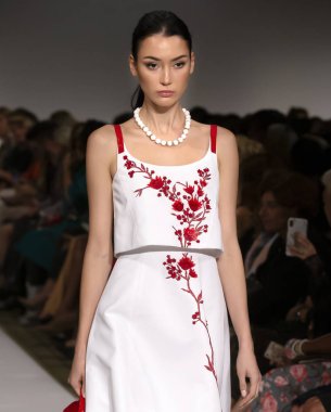 New York, Ny - 10 Eylül 2018: Muriel Beal New York moda haftası sırasında Dennis Basso bahar yaz 2019 defile pist yürür