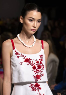 New York, Ny - 10 Eylül 2018: Muriel Beal New York moda haftası sırasında Dennis Basso bahar yaz 2019 defile pist yürür