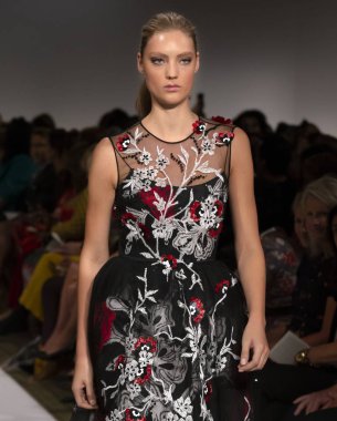 New York, Ny - 10 Eylül 2018: Dennis Basso bahar yaz 2019 moda pist göster New York moda haftası sırasında bir model yürür.