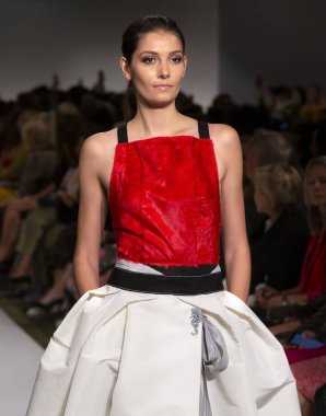 New York, Ny - 10 Eylül 2018: Dennis Basso bahar yaz 2019 moda pist göster New York moda haftası sırasında bir model yürür.