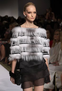 New York, Ny - 10 Eylül 2018: Dennis Basso bahar yaz 2019 moda pist göster New York moda haftası sırasında bir model yürür.