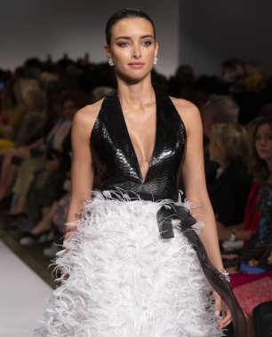 New York, Ny - 10 Eylül 2018: Dennis Basso bahar yaz 2019 moda pist göster New York moda haftası sırasında bir model yürür.