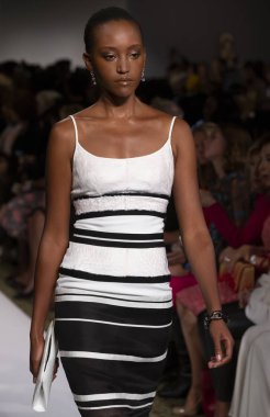 New York, Ny - 10 Eylül 2018: Dennis Basso bahar yaz 2019 moda pist göster New York moda haftası sırasında Christelle Yambayisa yürür