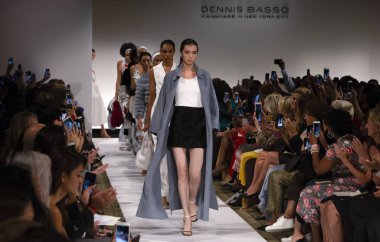 New York, Ny - 10 Eylül 2018: Modelleri yürüyüş New York moda haftası sırasında Dennis Basso bahar yaz 2019 defile pist
