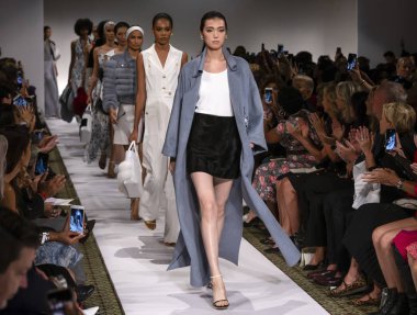 New York, Ny - 10 Eylül 2018: Modelleri yürüyüş New York moda haftası sırasında Dennis Basso bahar yaz 2019 defile pist
