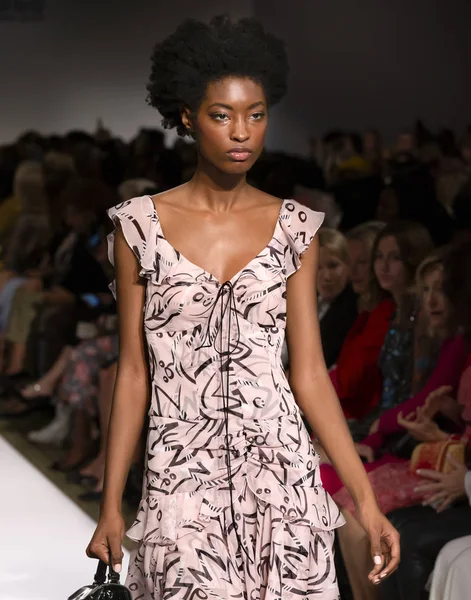 New York, Ny - 10 Eylül 2018: Makala Johnson New York moda haftası sırasında Dennis Basso bahar yaz 2019 defile pist yürür