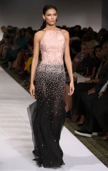 New York, Ny - 10 Eylül 2018: Emilia Nawarecka New York moda haftası sırasında Dennis Basso bahar yaz 2019 defile pist yürür