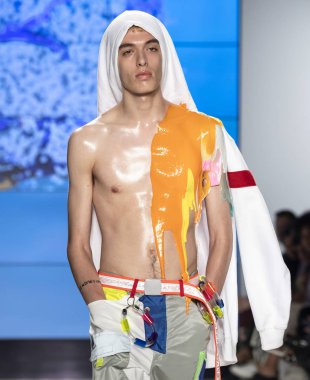 New York, Ny - 09 Temmuz 2018: Bir model ev sahibi Fuarı'nda pist New York moda hafta erkekler bahar 2019 sırasında yürür.