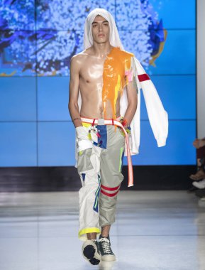 New York, Ny - 09 Temmuz 2018: Bir model ev sahibi Fuarı'nda pist New York moda hafta erkekler bahar 2019 sırasında yürür.