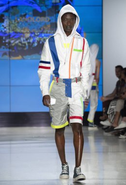 New York, Ny - 09 Temmuz 2018: Bir model ev sahibi Fuarı'nda pist New York moda hafta erkekler bahar 2019 sırasında yürür.