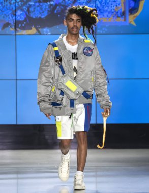 New York, Ny - 09 Temmuz 2018: Bir model ev sahibi Fuarı'nda pist New York moda hafta erkekler bahar 2019 sırasında yürür.