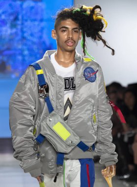 New York, Ny - 09 Temmuz 2018: Bir model ev sahibi Fuarı'nda pist New York moda hafta erkekler bahar 2019 sırasında yürür.