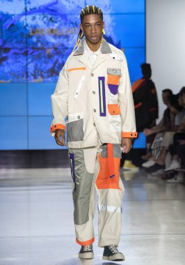 New York, Ny - 09 Temmuz 2018: Bir model ev sahibi Fuarı'nda pist New York moda hafta erkekler bahar 2019 sırasında yürür.