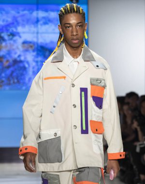 New York, Ny - 09 Temmuz 2018: Bir model ev sahibi Fuarı'nda pist New York moda hafta erkekler bahar 2019 sırasında yürür.