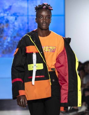 New York, Ny - 09 Temmuz 2018: Bir model ev sahibi Fuarı'nda pist New York moda hafta erkekler bahar 2019 sırasında yürür.