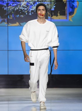 New York, Ny - 09 Temmuz 2018: Bir model ev sahibi Fuarı'nda pist New York moda hafta erkekler bahar 2019 sırasında yürür.