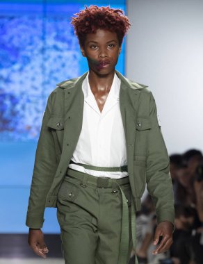 New York, Ny - 09 Temmuz 2018: Bir model ev sahibi Fuarı'nda pist New York moda hafta erkekler bahar 2019 sırasında yürür.