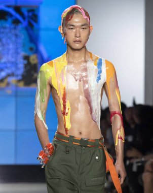 New York, Ny - 09 Temmuz 2018: Bir model ev sahibi Fuarı'nda pist New York moda hafta erkekler bahar 2019 sırasında yürür.