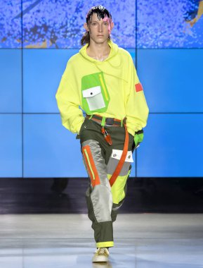 New York, Ny - 09 Temmuz 2018: Bir model ev sahibi Fuarı'nda pist New York moda hafta erkekler bahar 2019 sırasında yürür.