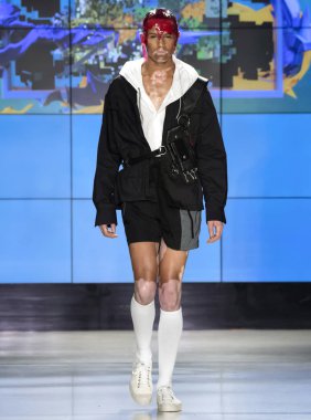 New York, Ny - 09 Temmuz 2018: Bir model ev sahibi Fuarı'nda pist New York moda hafta erkekler bahar 2019 sırasında yürür.