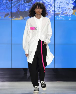 New York, Ny - 09 Temmuz 2018: Bir model ev sahibi Fuarı'nda pist New York moda hafta erkekler bahar 2019 sırasında yürür.