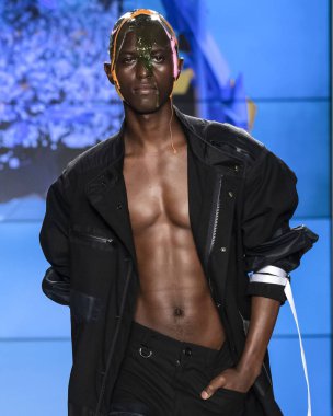 New York, Ny - 09 Temmuz 2018: Bir model ev sahibi Fuarı'nda pist New York moda hafta erkekler bahar 2019 sırasında yürür.