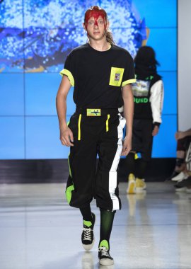 New York, Ny - 09 Temmuz 2018: Bir model ev sahibi Fuarı'nda pist New York moda hafta erkekler bahar 2019 sırasında yürür.