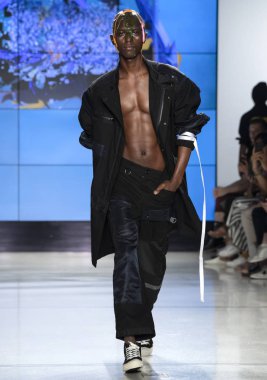 New York, Ny - 09 Temmuz 2018: Bir model ev sahibi Fuarı'nda pist New York moda hafta erkekler bahar 2019 sırasında yürür.