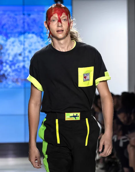 ニューヨーク 2018 モデルはニューヨーク週メンズ春 2019 中家主ショーで滑走路を歩く — ストック写真