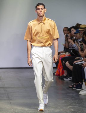 New York, Ny - 09 Temmuz 2018: Manken Carlos Campos Fuarı'nda pist New York moda hafta erkekler bahar 2019 sırasında yürür.