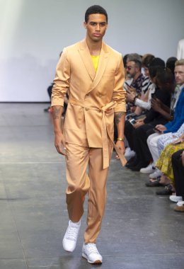 New York, Ny - 09 Temmuz 2018: Manken Carlos Campos Fuarı'nda pist New York moda hafta erkekler bahar 2019 sırasında yürür.