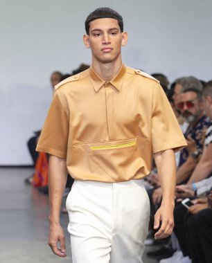 New York, Ny - 09 Temmuz 2018: Manken Carlos Campos Fuarı'nda pist New York moda hafta erkekler bahar 2019 sırasında yürür.