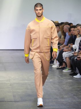 New York, Ny - 09 Temmuz 2018: Manken Carlos Campos Fuarı'nda pist New York moda hafta erkekler bahar 2019 sırasında yürür.