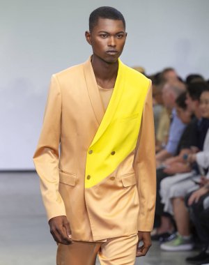 New York, Ny - 09 Temmuz 2018: Manken Carlos Campos Fuarı'nda pist New York moda hafta erkekler bahar 2019 sırasında yürür.