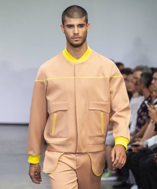 New York, Ny - 09 Temmuz 2018: Manken Carlos Campos Fuarı'nda pist New York moda hafta erkekler bahar 2019 sırasında yürür.