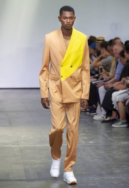 New York, Ny - 09 Temmuz 2018: Manken Carlos Campos Fuarı'nda pist New York moda hafta erkekler bahar 2019 sırasında yürür.