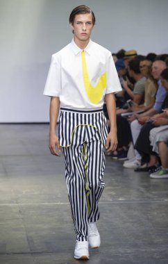 New York, Ny - 09 Temmuz 2018: Manken Carlos Campos Fuarı'nda pist New York moda hafta erkekler bahar 2019 sırasında yürür.