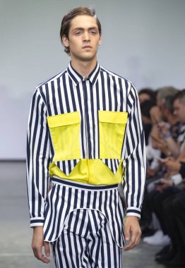 New York, Ny - 09 Temmuz 2018: Manken Carlos Campos Fuarı'nda pist New York moda hafta erkekler bahar 2019 sırasında yürür.