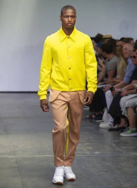 New York, Ny - 09 Temmuz 2018: Manken Carlos Campos Fuarı'nda pist New York moda hafta erkekler bahar 2019 sırasında yürür.