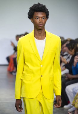 New York, Ny - 09 Temmuz 2018: Manken Carlos Campos Fuarı'nda pist New York moda hafta erkekler bahar 2019 sırasında yürür.