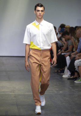 New York, Ny - 09 Temmuz 2018: Manken Carlos Campos Fuarı'nda pist New York moda hafta erkekler bahar 2019 sırasında yürür.