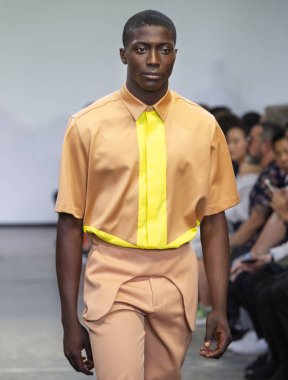 New York, Ny - 09 Temmuz 2018: Manken Carlos Campos Fuarı'nda pist New York moda hafta erkekler bahar 2019 sırasında yürür.