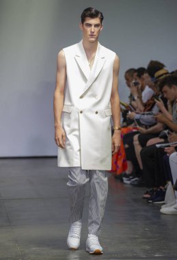 New York, Ny - 09 Temmuz 2018: Manken Carlos Campos Fuarı'nda pist New York moda hafta erkekler bahar 2019 sırasında yürür.