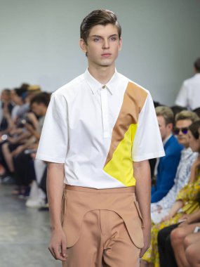 New York, Ny - 09 Temmuz 2018: Manken Carlos Campos Fuarı'nda pist New York moda hafta erkekler bahar 2019 sırasında yürür.