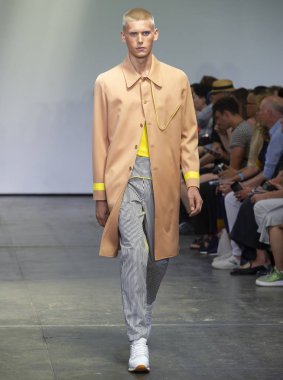 New York, Ny - 09 Temmuz 2018: Manken Carlos Campos Fuarı'nda pist New York moda hafta erkekler bahar 2019 sırasında yürür.